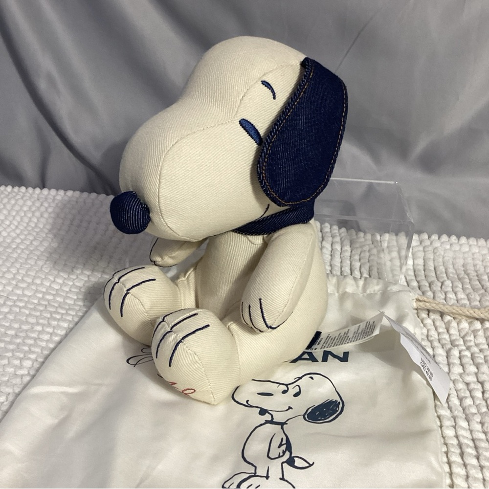 American Eagle Outfitters Snoopy 2024 Plush with Dust Bag NWT - Picture 9 of 9